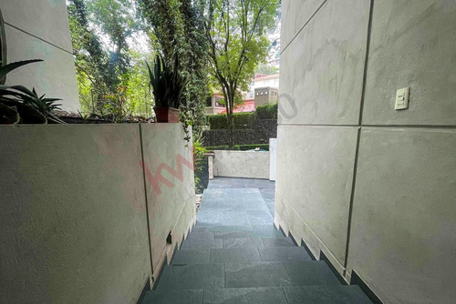 Espectacular Casa En Venta En Bosques De Las Lomas, Varios Niveles Con Jardín Y Remodelada