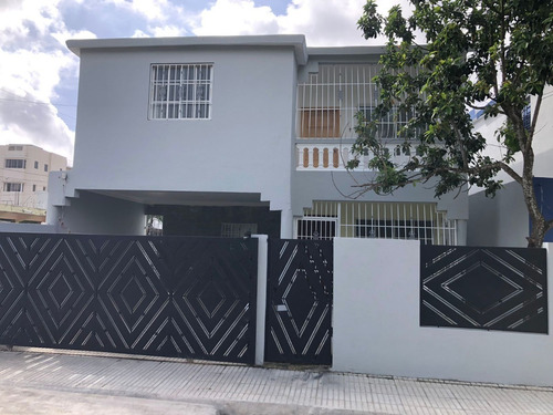 Hermosa Casa En Venta, Residencial Amalia, Autopista De San Isidro, Santo Domingo Este. República Dominicana
