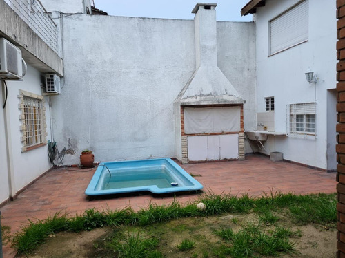 Castelar Norte. Casa 4 Amb. Luminosos. P.baja. Pieta/terraza/fácil Acceso Autopista. P.alta Playroom Solo Venta Directa