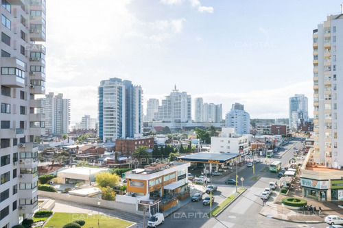 Imagen 26 de 30 de Venta De Apartamento De Tres Dormitorios Sobre Playa Brava Y A Pasos De Península - Punta Del Este Brava