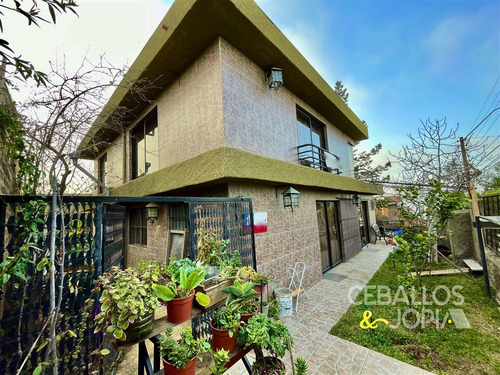 Casa En Venta De 7 Dorm. En Quilpué