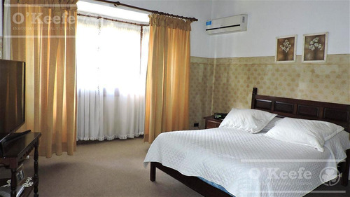 Imagen 21 de 30 de En Berazategui Hermoso Chalet De 8 Ambientes Con Parque Y Pileta En Venta Sobre Terreno De 1940m2.