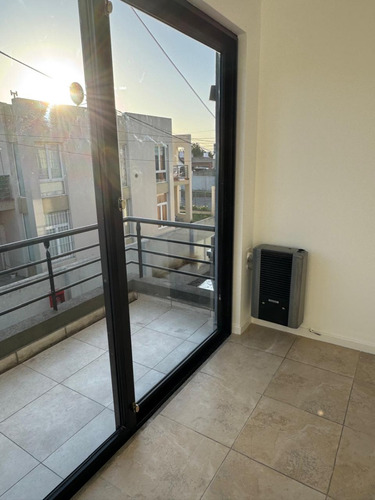 Alquilo, Duplex 1 Dormitorio, Baño Completo.