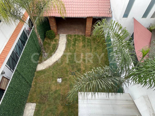Venta De Casa, 3 Recamaras Con Closet, 3 Baños, Amplio Jardín Con Terraza