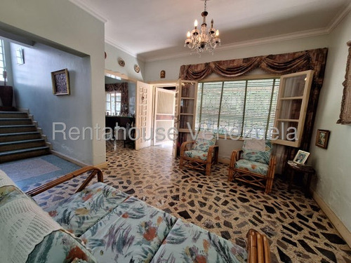 Bella Casa De 2 Pisos ,bien Distribuida En Venta Ubicada En Las Acacias 25-16813