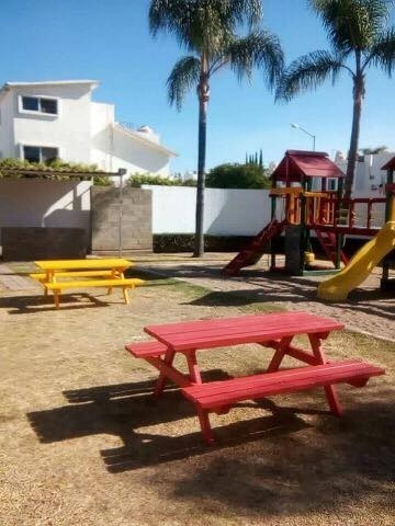 Imagen 5 de 9 de Mesa De Madera Picnic, Banca, Jardin, Exterior, Restaurante,