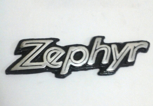 Emblema Letra Decorativo Zephyr Metalica