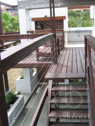 Imagen 28 de 30 de En Punta Del Este En La Zona Exclusiva De Punta De Piedra, Chalet De 5 Dormitorios Y Dependencia Con Piscina Climatizada.- Ref: 4041