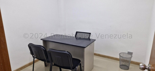 Local Comercial En Venta.los Cortijos De Lourdes.en Pie De Calle,recien Remodelado,listo Para Desarrollar Cualquier Actividad Comercial. 24-27524gm
