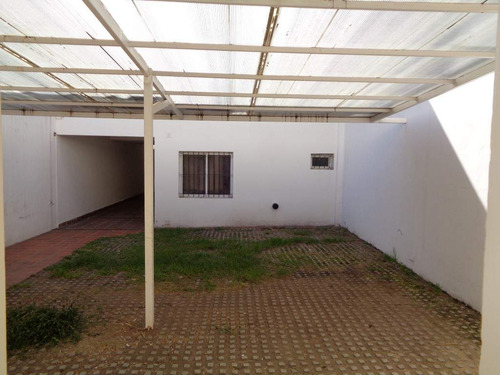 Barrio Alta Córdoba - Casa De 2 Dormitorios, Amplia Y Luminosa Con Cochera Cubierta, Cocina Comedor, 2 Baños Y Patio Con Césped