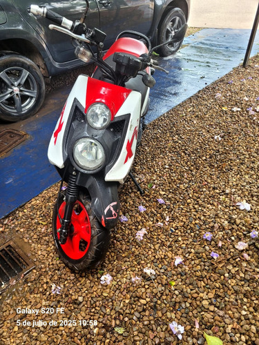 Moto Yamaha Biwis 2014 , Color Rojo Con Blanco
