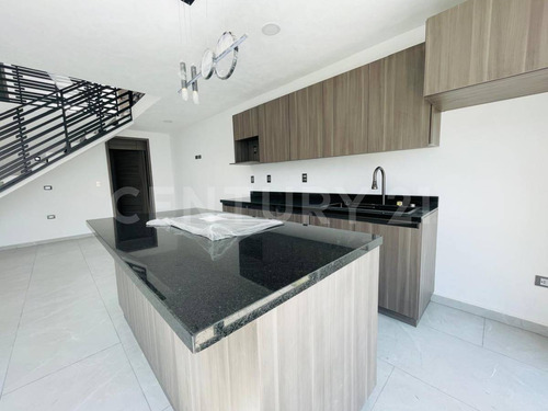 Venta Casa En Privada 3 Recamaras, 3 Baños, Con Jardín Y Sótano, Zona Cholula