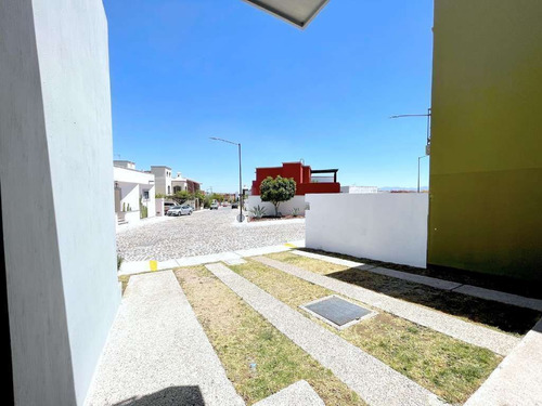 Casa En Venta En San Miguel Recámara En Planta Baja, Jardín, Terraza