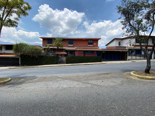 Se Vende Casa 630m2. 4h + S/5b + S/4p. Santa Paula.