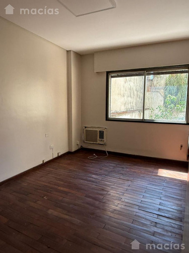 Amplia Oficina En Alquiler En City Bancaria, 5 Privados, Baños, Recepción Piso Bajo.