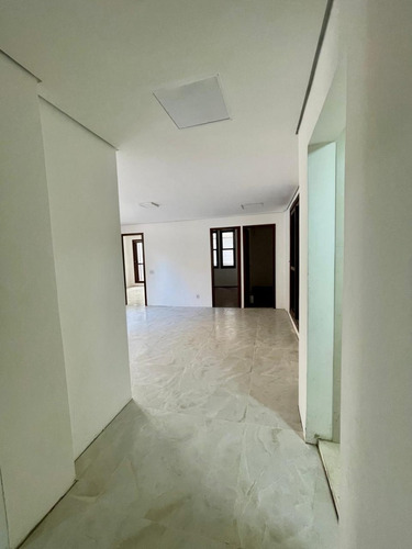 Apartamento Grande, Com Pátios
