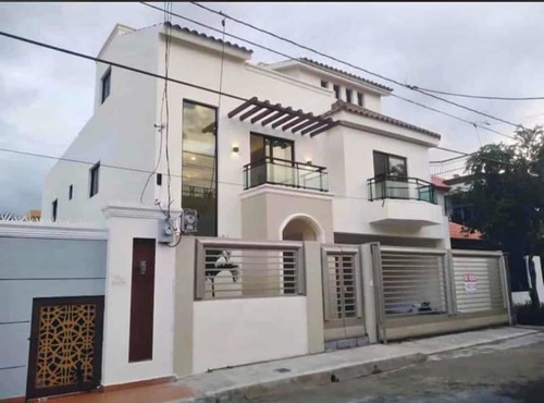 Venta De Casa De 3 Niveles En El Mirador Del Este Santo Domi