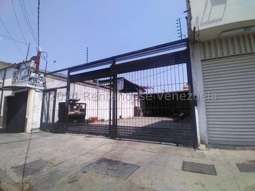 Maria Luisa Mendoza Vende Terreno En El Centro De Barquisimeto, A Pie De Calle Cuenta Con Su Oficina Estacionamiento Baños Y Todos Los Servicios Básicos Indispensables 2 4 2 1 4 3 8