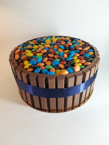 Torta Con Kit Kat Y Confites De Chocolate Con Cinta De Raso