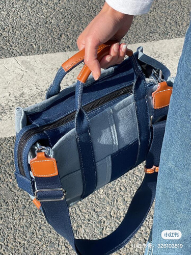Bolsa De Tote Mezclilla De Los Herrajes Plata Color Azul Col Acabado De Los Herrajes Metal Diseño De La Tela Mezcla De Lona Y Denim