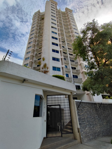 Josseyris Jimenez Vende Penthouse En El Parral Res. Cielo Suite