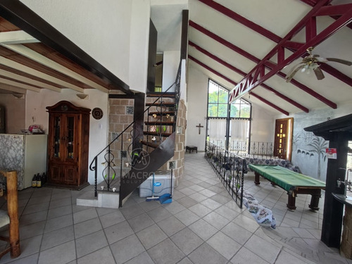 Casa En Venta En Col. Las Brisas, Temixco, Morelos Con Alberca Y Jardín.