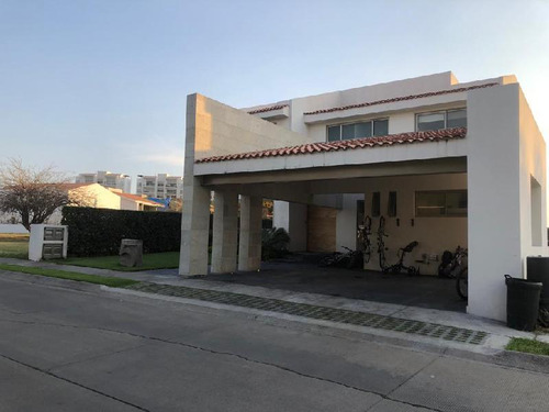 Casa Sola En Venta En Paraíso Country Club, Emiliano Zapata, Morelos