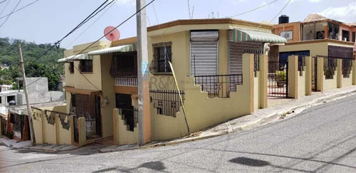 Casa Con Dos Viviendas Y Local Comercial En San Cristóbal