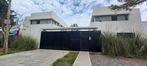 Casa En Venta En Gonnet - Dacal Bienes Raices