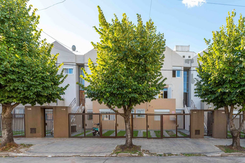 Departamento De 2 Dormitorios En Venta, La Plata