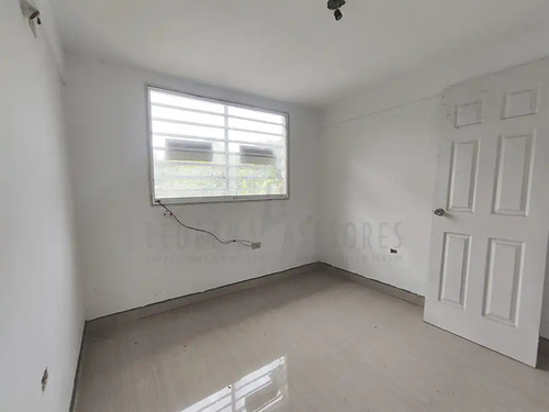 Imagen 13 de 15 de Ledezma Asesores Vended Townhouse En La Av. Siegart, Ciudad Bolívar - Venezuela