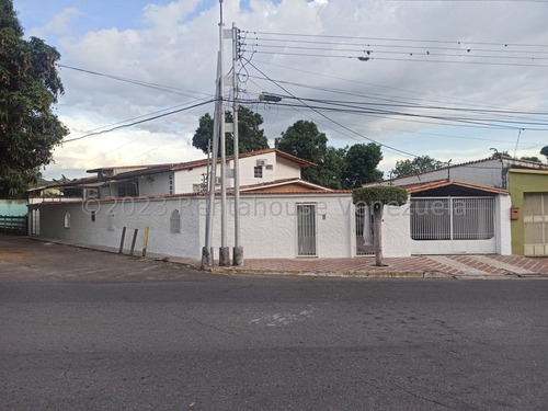 Casa Quinta 7h5b Urb La Floresta, Con Gran Potencial Comercial Por Su Excelente Ubicación En Av Principal, Posee Servicio De Agua Constante, Planta Eléctrica, Terraza, Área Social, Sotano. Hasiso