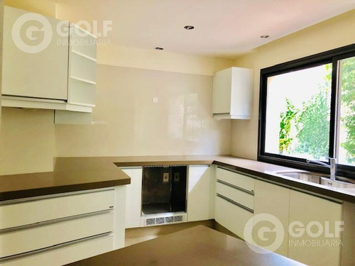 Vendo O Alquilo Apartamento De 3 Dormitorios, Servicio Completo, Garaje Para 3 Autos, Punta Gorda
