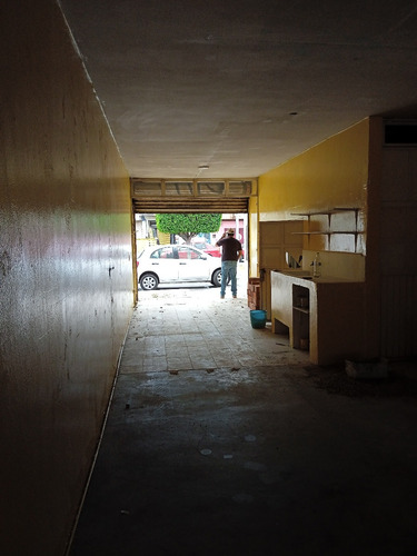 Imagen 6 de 9 de Magnifica Casa Con Amplio Local Comercial, Ubicada En Excelente Zona Comercial, Cerquita Del Popular Mercado Blvd. Torres Landa, Irapuato.