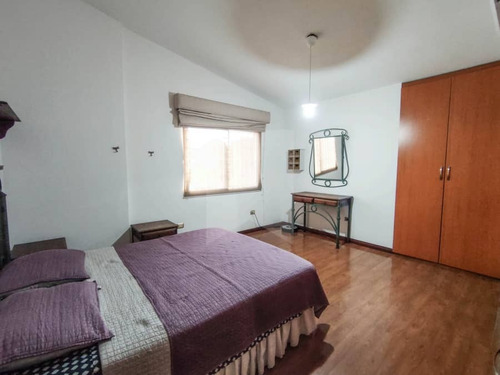 Casa En Lecheria Centrica Y Con Extenso Jardin