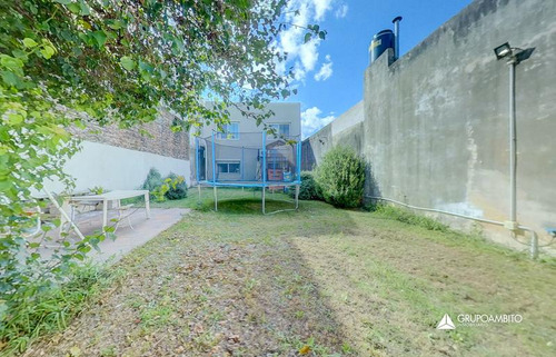 Venta Casa 3 Dormitorios Jardín Cochera. Calidad A Mts. De Centro Comercial San Martin 4300 Rosario