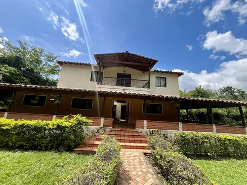 Finca Exclusiva En San Jerónimo Con Piscina Y Amplios Espacios