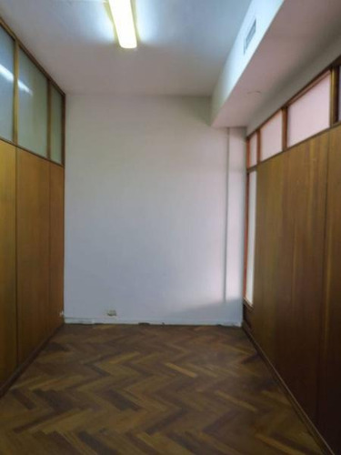 Imagen 9 de 20 de Edificio De Oficinas Entre Medianeras De Arquitectura Clasica