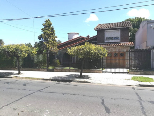 Venta Casa Ramos Mejia 6 Ambientes Sobre Tres Lotes Con Quincho Parrilla Pileta Sauna Desarrollada En Una Planta 