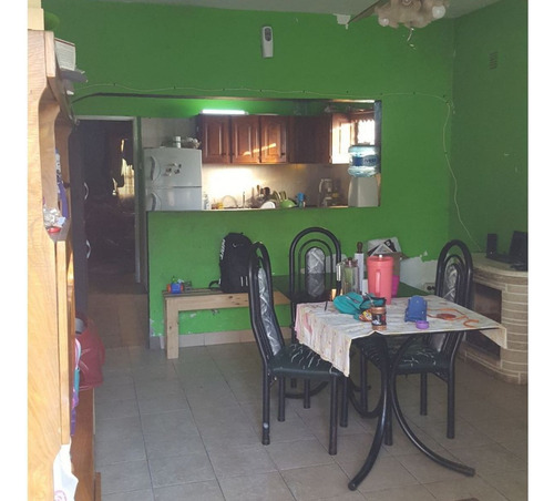 Casa En Block Con Entrada De Autos Y Dos Dptos. Al Cfte.