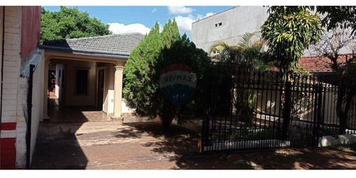 Vendo Casa En Pleno Centro De Encarnación: 6 Habitaciones Y 3 Baños.