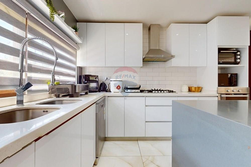 Gran Oportunidad! Completamente Remodelada!