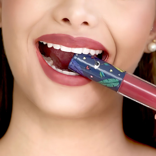 Yuya Labial Liquido Mate Modelo Feliz Feliz Rojo Obscuro