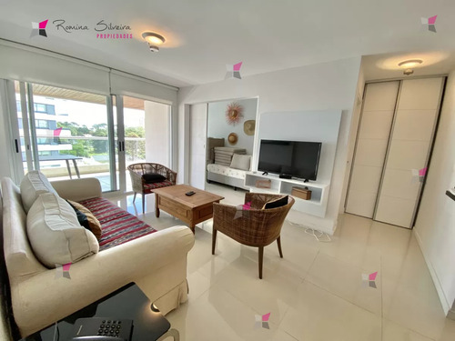 Venta De Apartamento De 2 Dormitorios Y Medio En Edificio Icon Brava