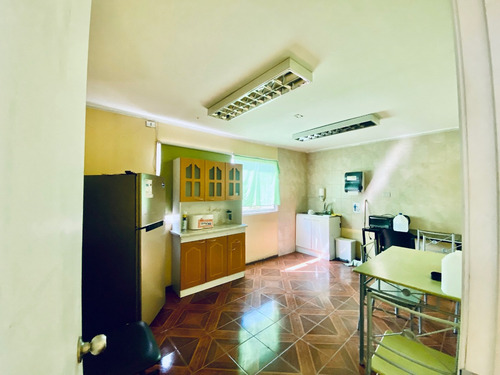 Amplio Sitio Esquina Gran Construcción Adaptable Negocio