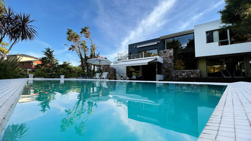Pinamar Centro Exclusiva Casa 6 Ambientes C/piscina, Quincho, Parque, Parrilla. Inmejorable Por Su Ubicación Y Su Diseño Atemporal.