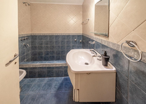 Venta 2 Locales, Casa En Planta Baja Y Departamento En Moron