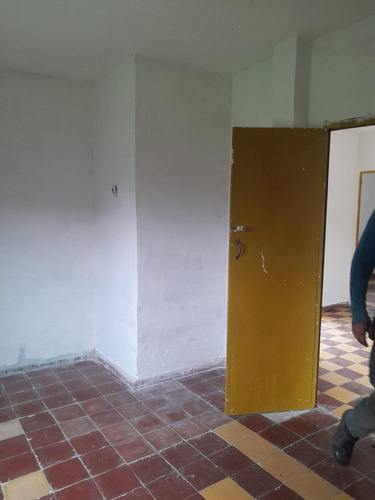 Se Alquila Casa De 2 Dormitorios Cómoda Totalmente Con Patio, Espacio Para Varios Autos, Ambiente Relax. Barrio: Bella Italia