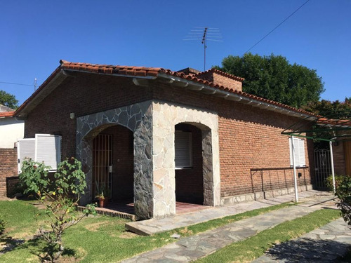 Imagen 2 de 18 de Chalet En Venta 3 Amb.con Piscina Y Dependencia Don Torcuato