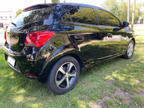 Imagen 8 de 22 de Chevrolet Onix 2018 1.4 Ltz 98cv